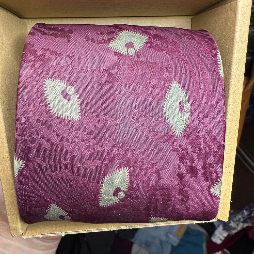 Vintage Giorgio Armani Cravatte 100% Silk Burgundy Jacquard Tie Made Italy